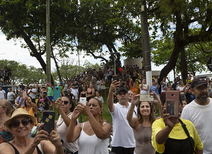 Foto: Público reverencia Rei Pelé pelas ruas de Santos